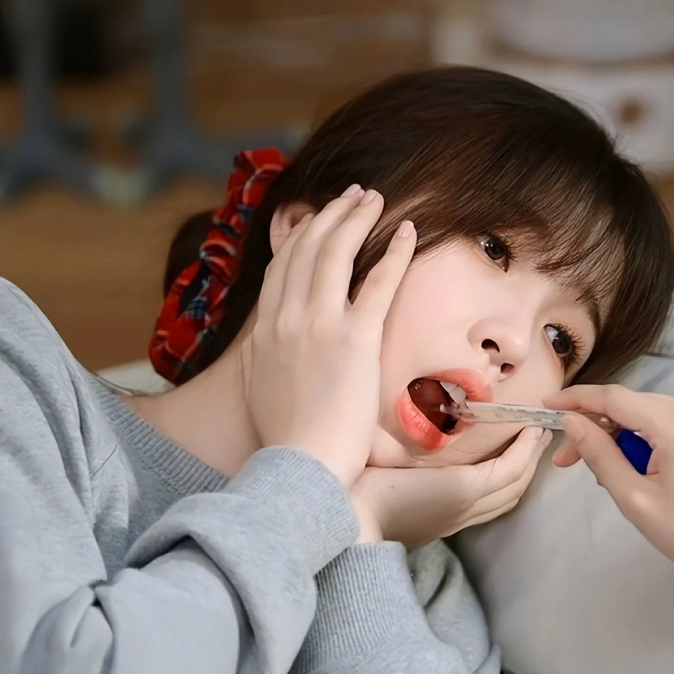 虞书欣穿短款露腰上衣大秀纤腰!肤白貌美性感撩人