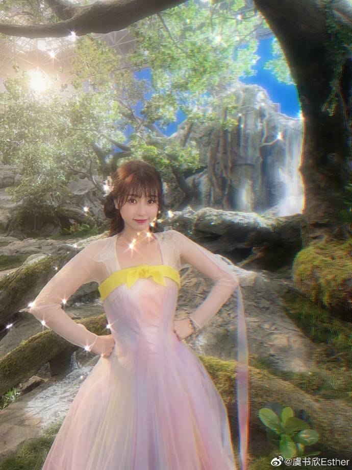 虞书欣发《苍兰诀》卖萌美图!娇憨可人美呆了