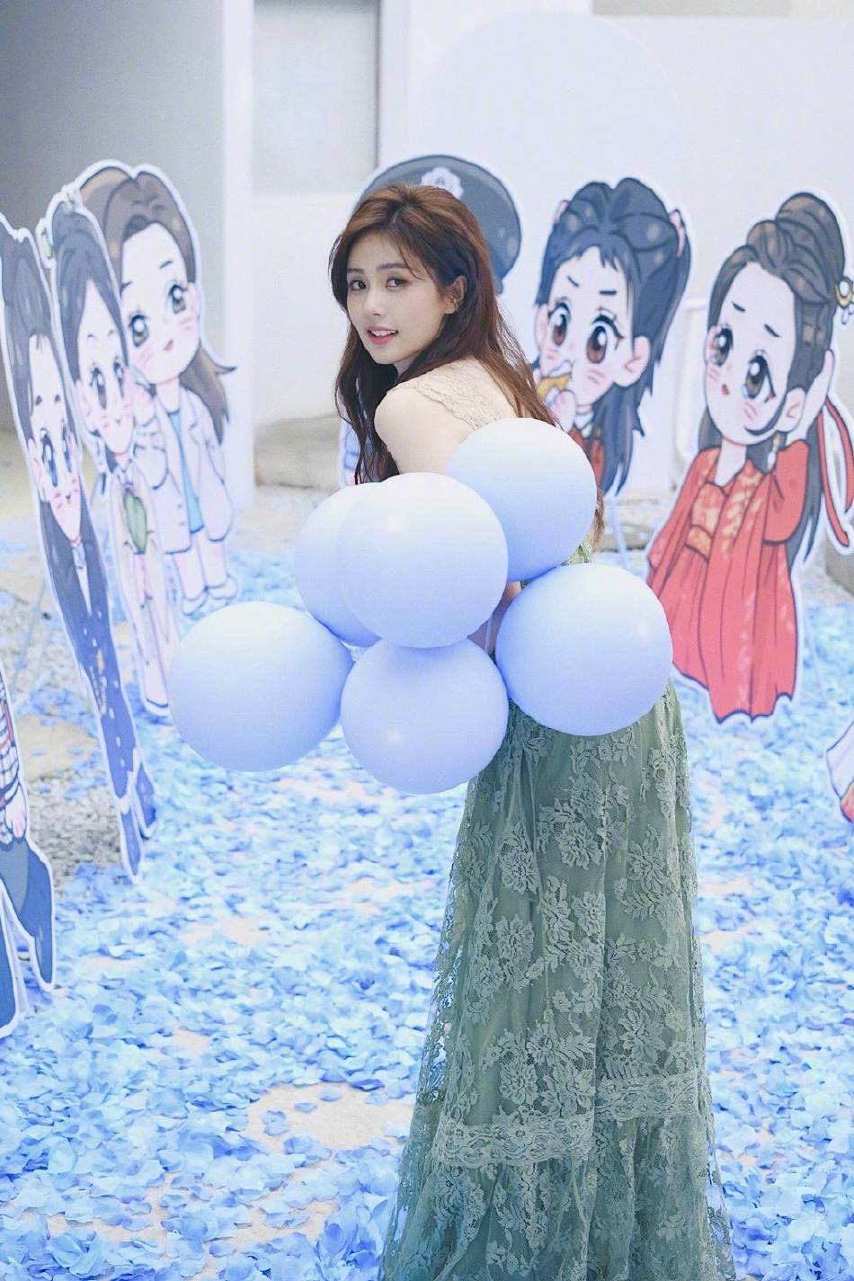 白鹿身穿翠绿色抹胸长裙大秀事业线！长发飘逸甜美可人