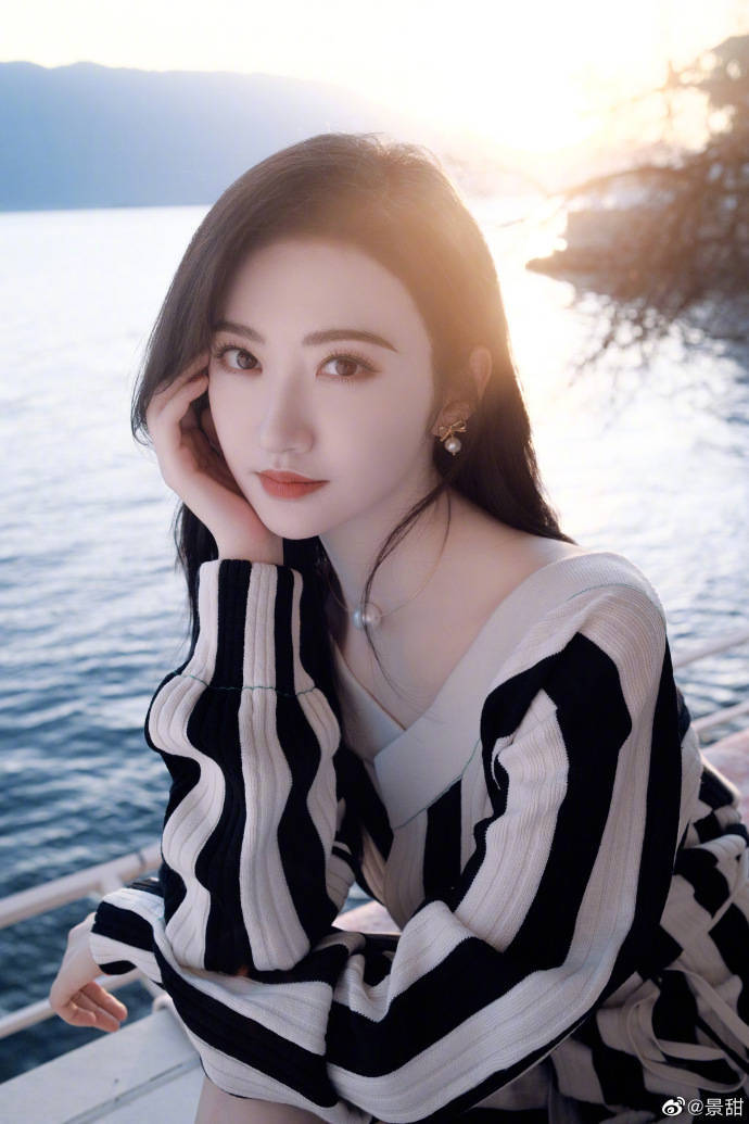景甜穿黑白针织线衫优雅靓丽！长发飘逸太美艳 时尚 第3张