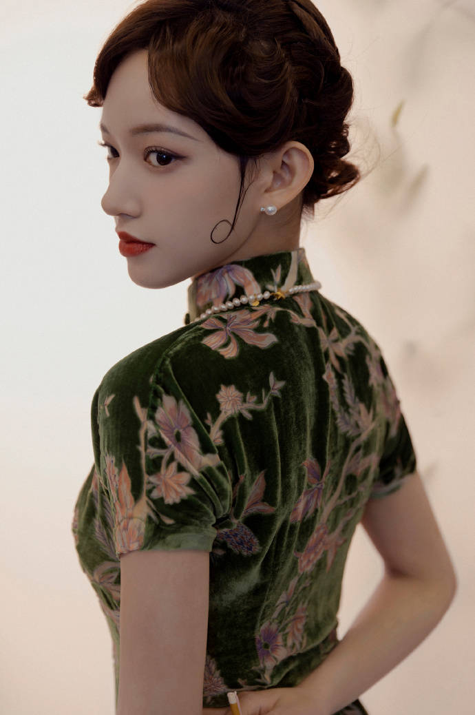 程潇旗袍写真尽显古典韵味!曼妙身材美得令人窒息