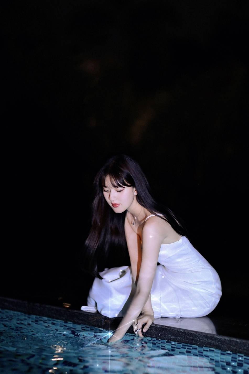 赵露思穿吊带白裙露香肩大美腿!灵气可爱娇艳动人