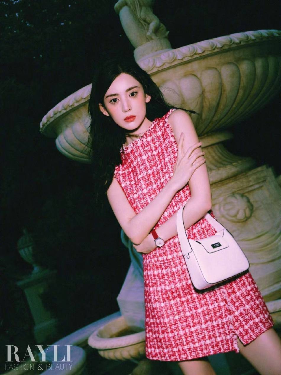 古力娜扎微醺感眷恋妆容写真超冷艳！坐粉色地毯上性感撩人