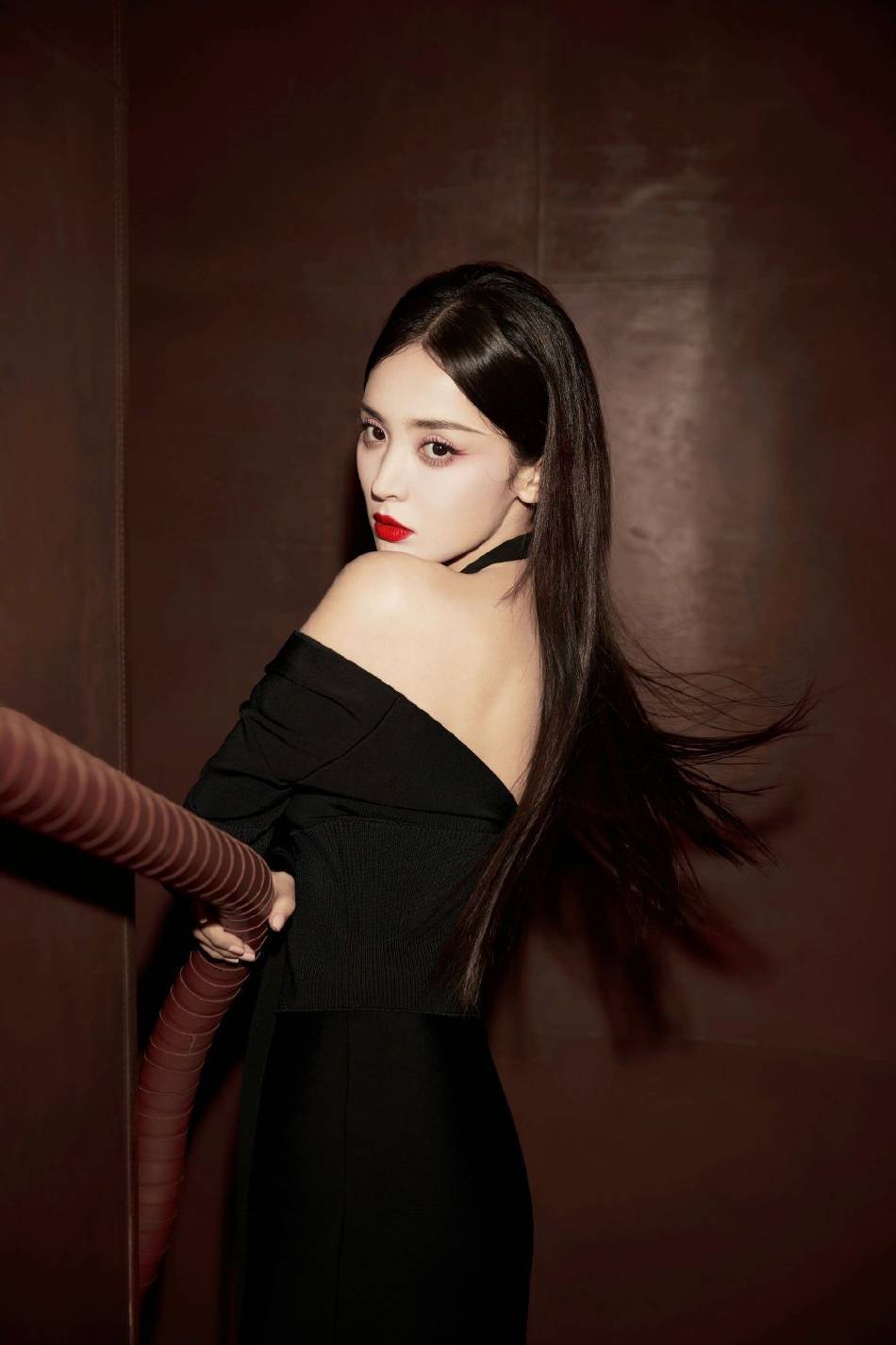 古力娜扎穿抹胸裙秀事业线！大长腿性感又迷人