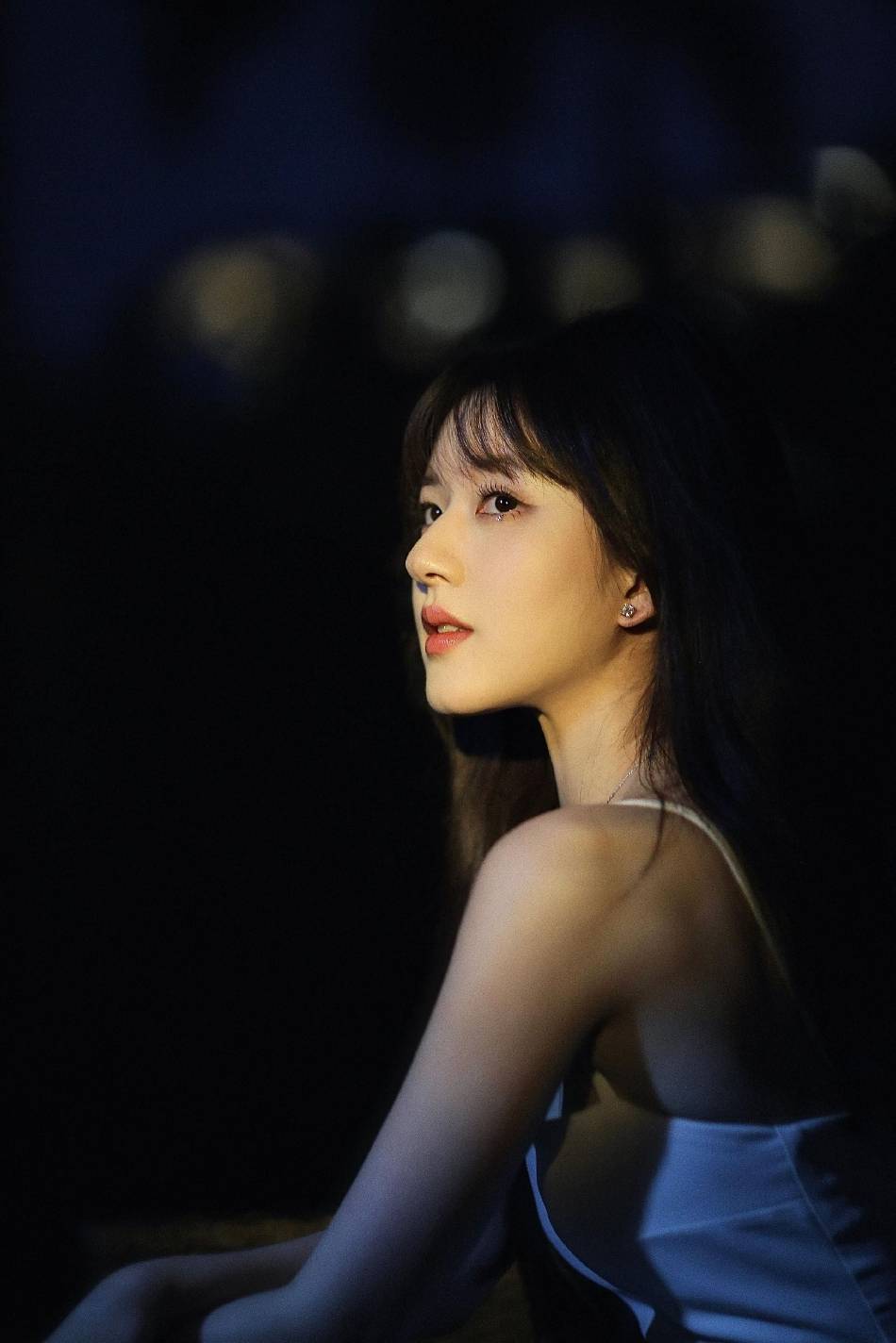 赵露思穿吊带白裙露香肩大美腿!灵气可爱娇艳动人