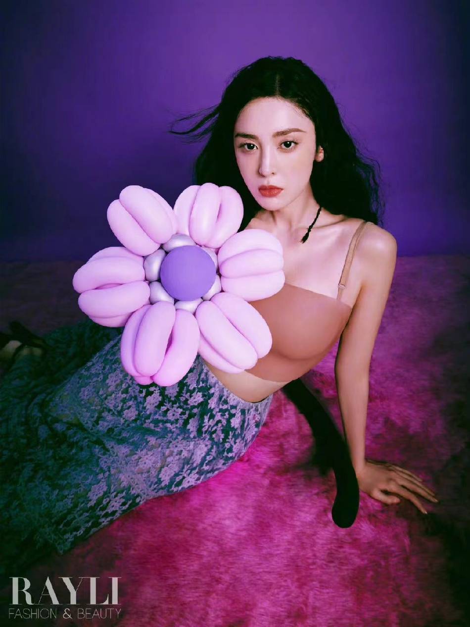 古力娜扎微醺感眷恋妆容写真超冷艳！坐粉色地毯上性感撩人