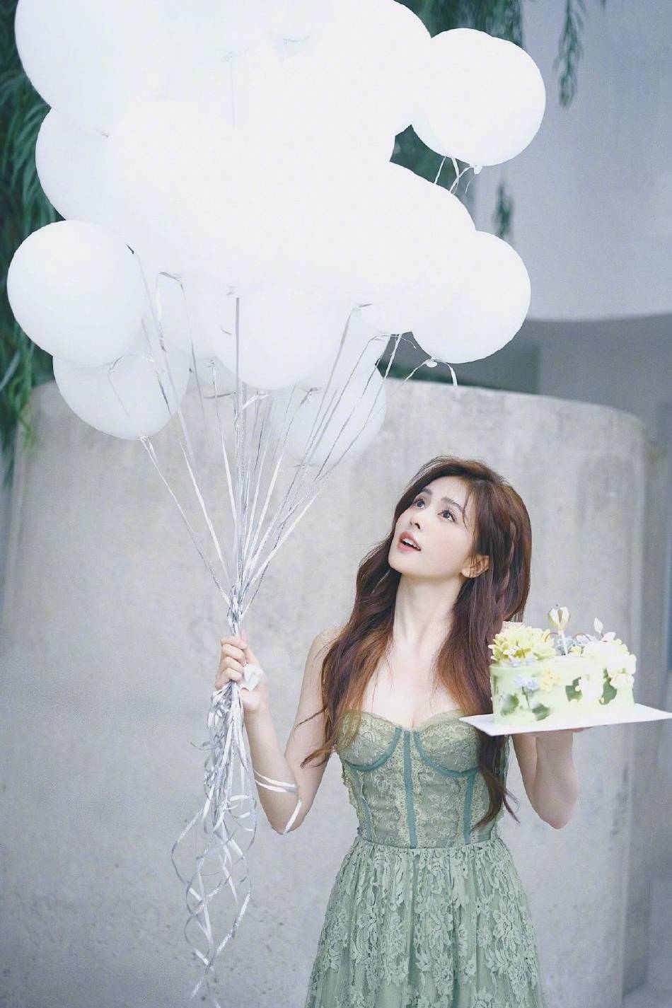 白鹿身穿翠绿色抹胸长裙大秀事业线！长发飘逸甜美可人