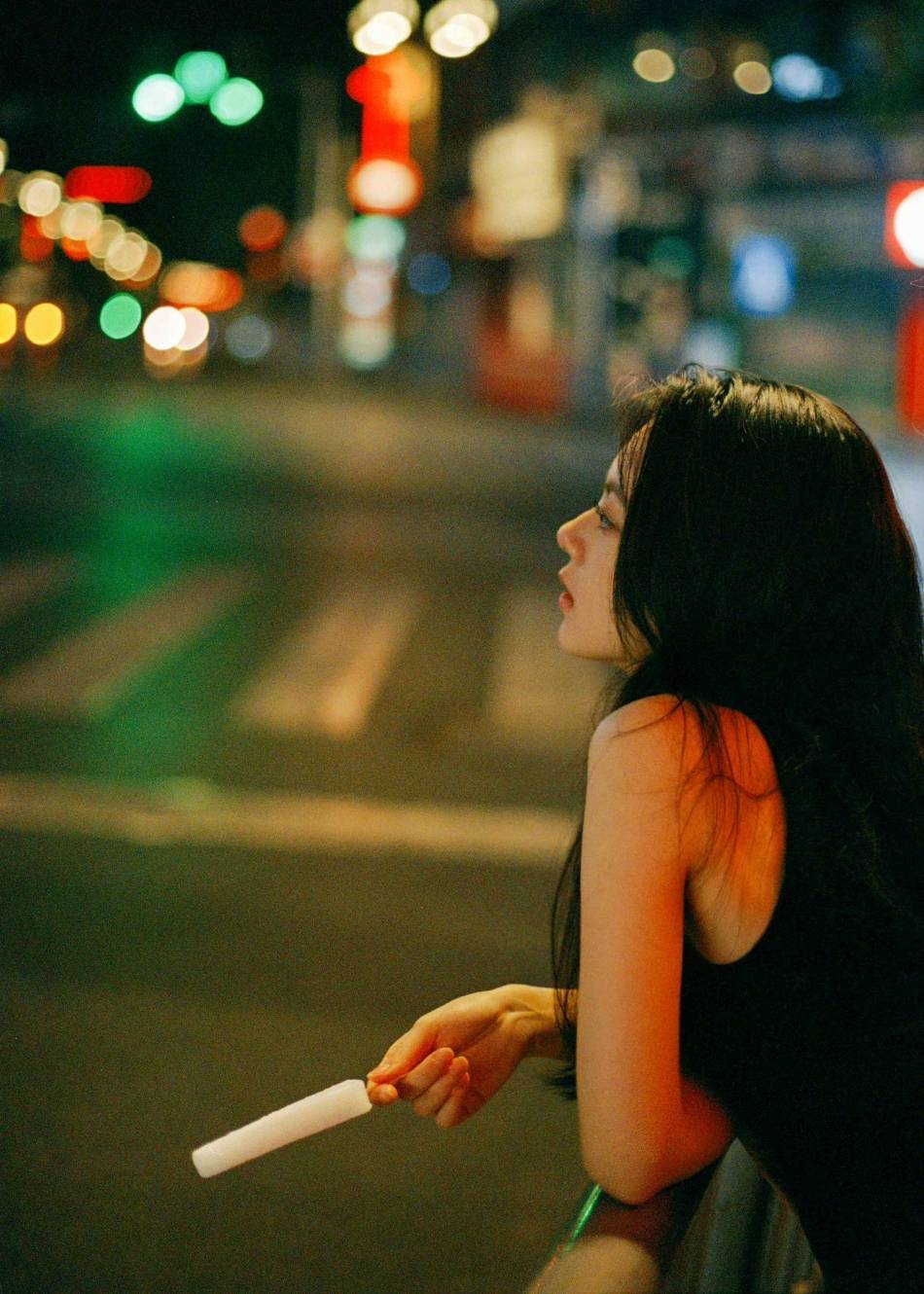 赵今麦黑色无袖背心大秀香肩!20岁生日氛围感写真魅力十足