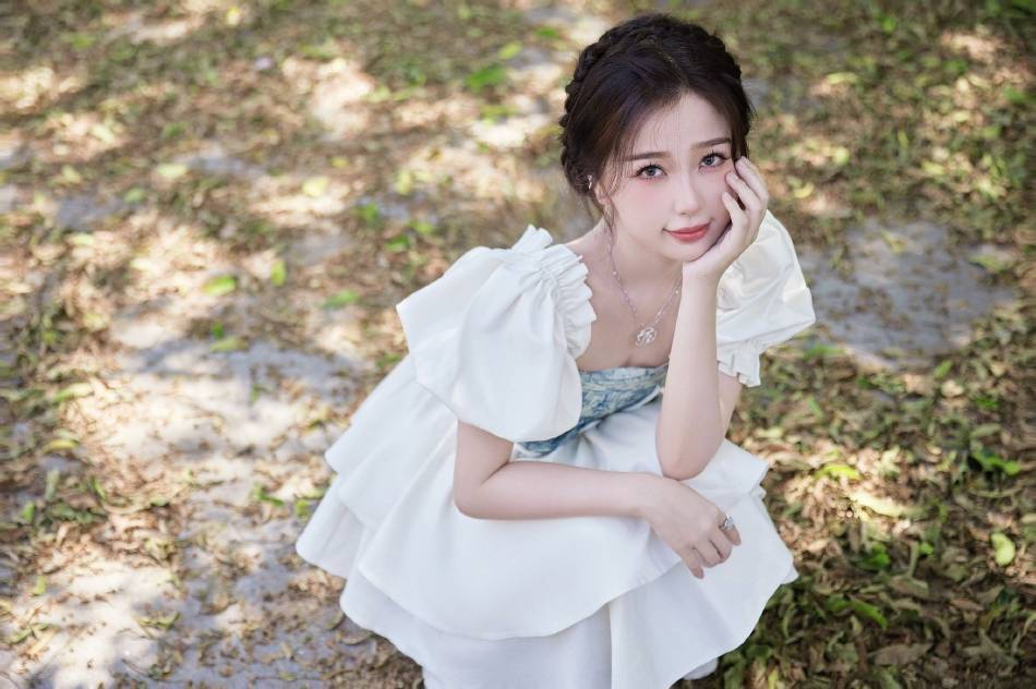 虞书欣公主裙编发造型超靓丽!表情可爱美得让人心动