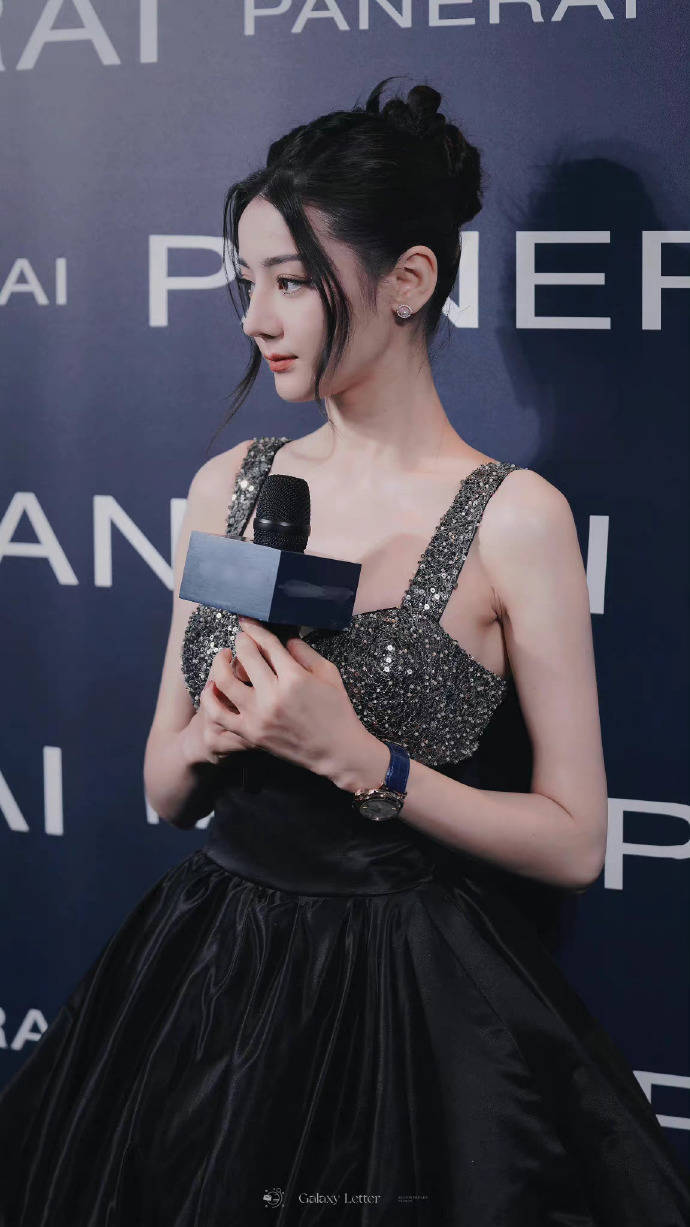 迪丽热巴穿黑色蛋糕裙大秀事业线！异域美女性感撩人 时尚 第2张