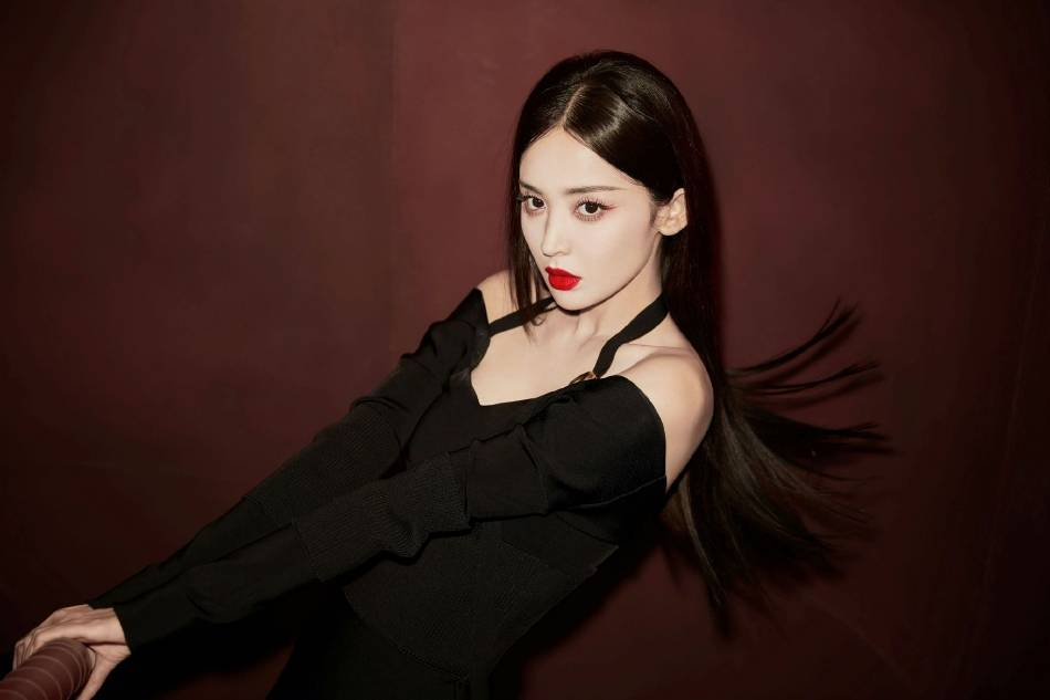 古力娜扎穿抹胸裙秀事业线！大长腿性感又迷人