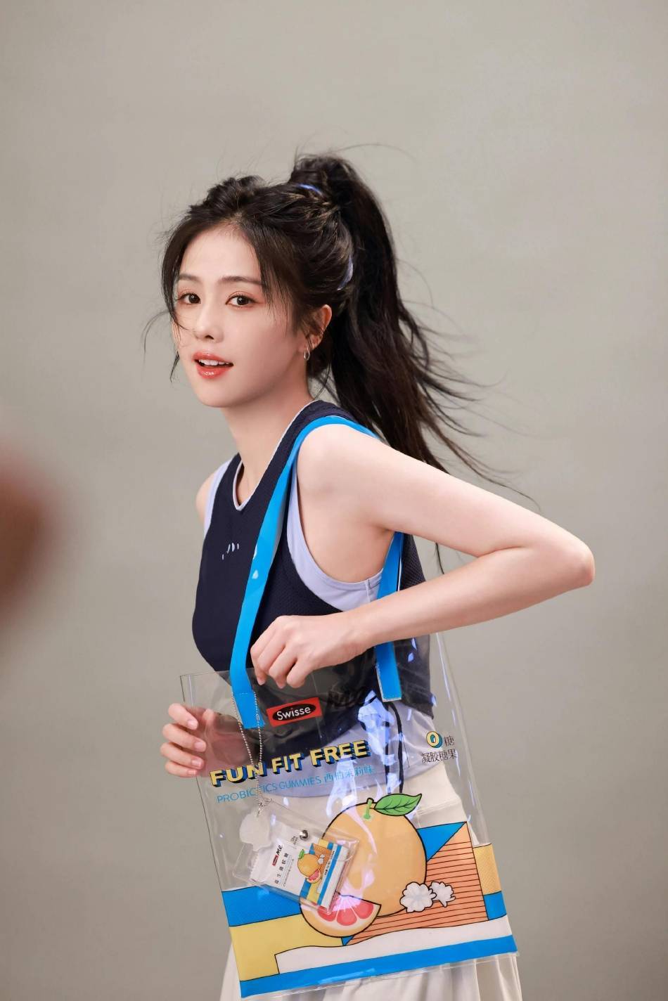 白鹿穿运动套装大秀香肩长腿!乌黑马尾长发美呆了
