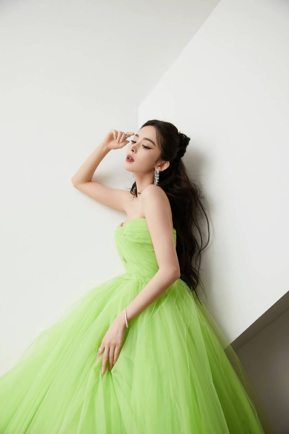 古力娜扎穿绿色蓬蓬裙大秀事业线！魔鬼身材性感火辣