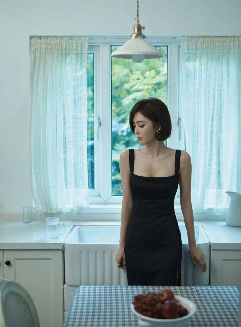 秦岚穿吊带黑色长裙大秀事业线！肌肤白皙如雪性感撩人