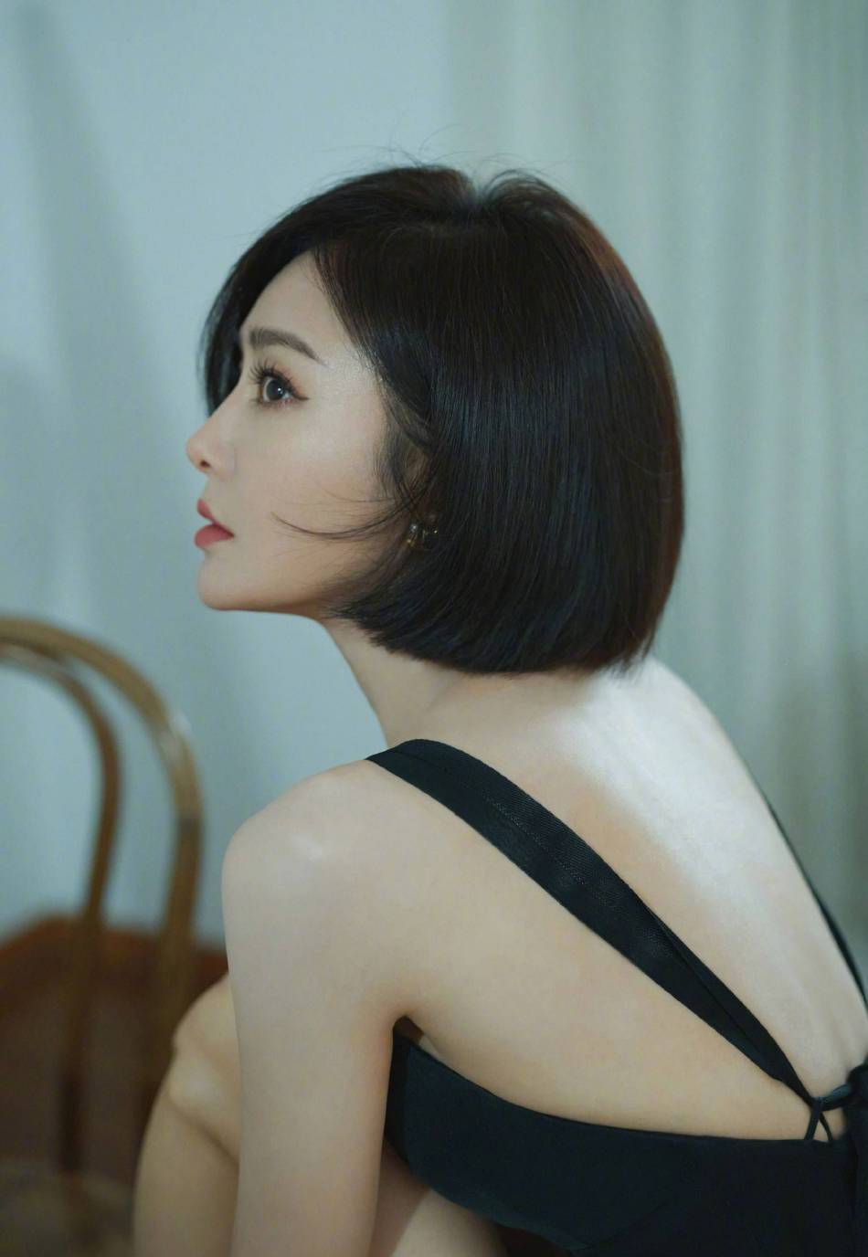 秦岚穿吊带黑色长裙大秀事业线！肌肤白皙如雪性感撩人