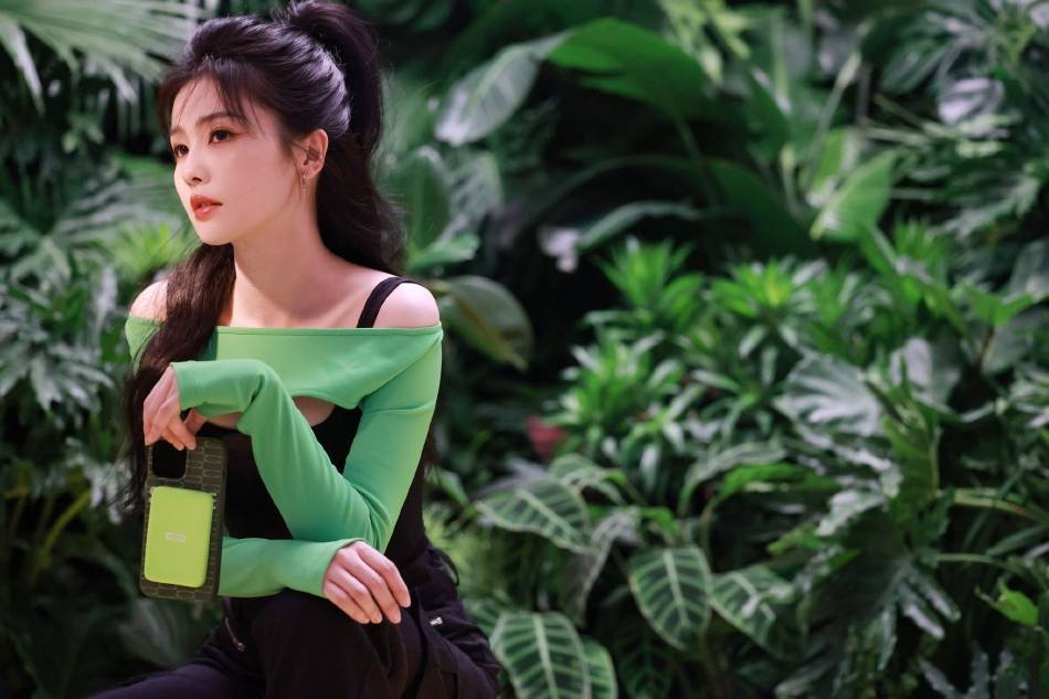 白鹿穿运动套装大秀香肩长腿!乌黑马尾长发美呆了