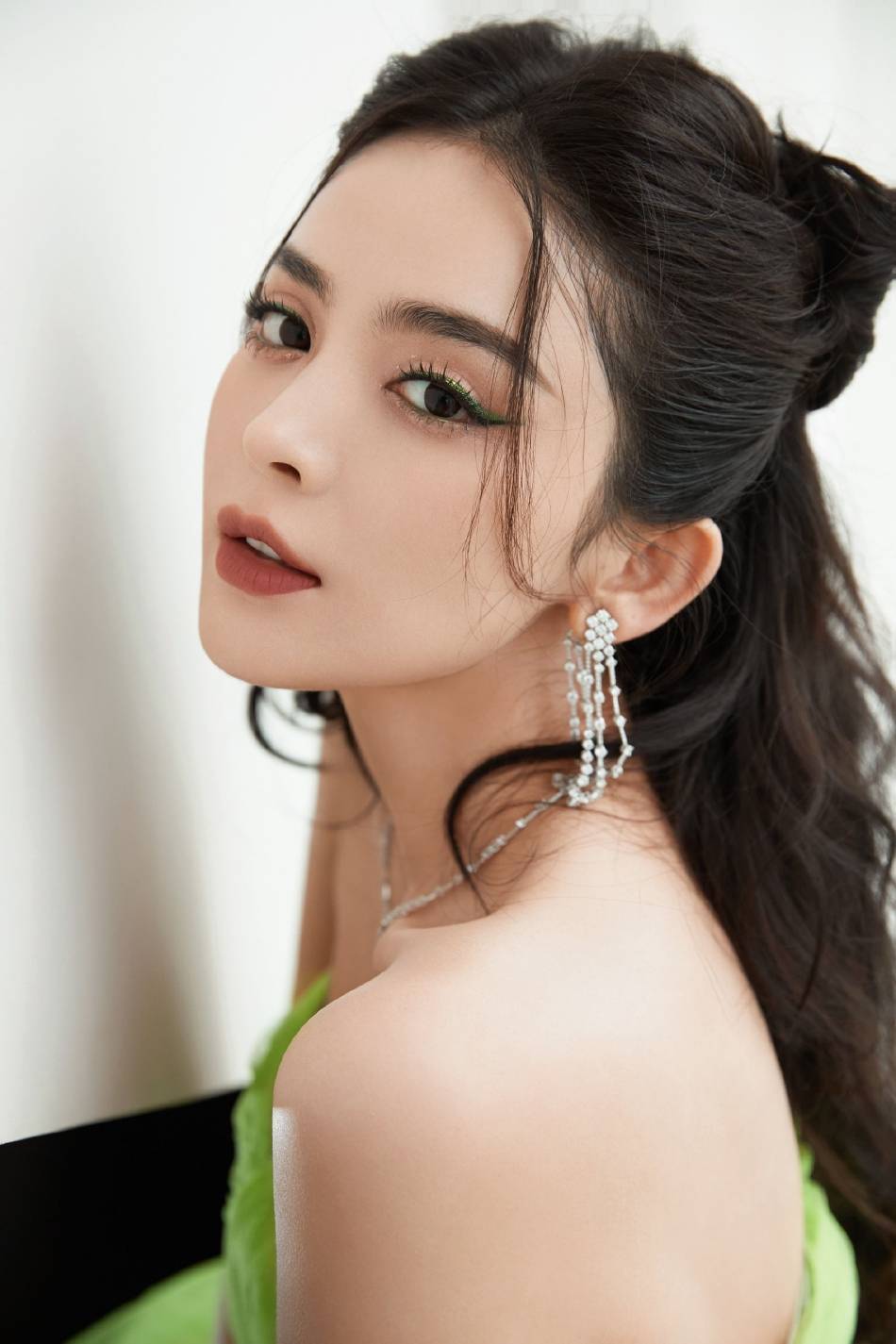 古力娜扎穿绿色蓬蓬裙大秀事业线！魔鬼身材性感火辣