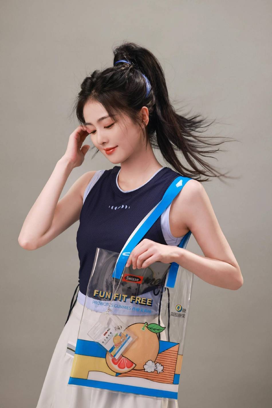 白鹿穿运动套装大秀香肩长腿!乌黑马尾长发美呆了