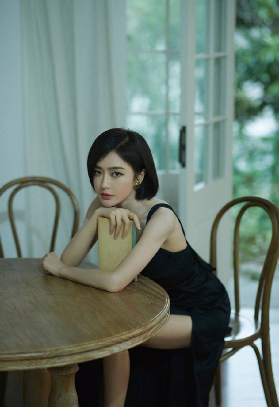 秦岚穿吊带黑色长裙大秀事业线！肌肤白皙如雪性感撩人