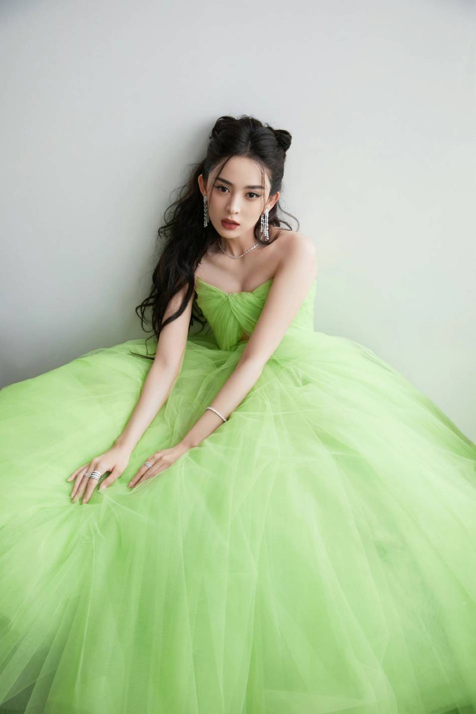 古力娜扎穿绿色蓬蓬裙大秀事业线！魔鬼身材性感火辣