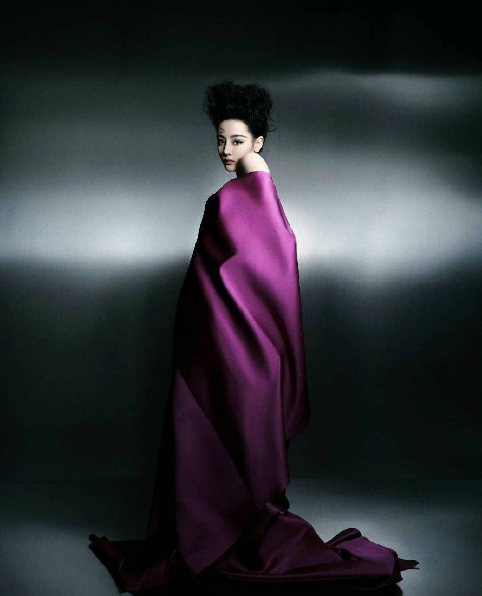 迪丽热巴爆炸头写真大秀光滑玉背!曼妙身材性感撩人