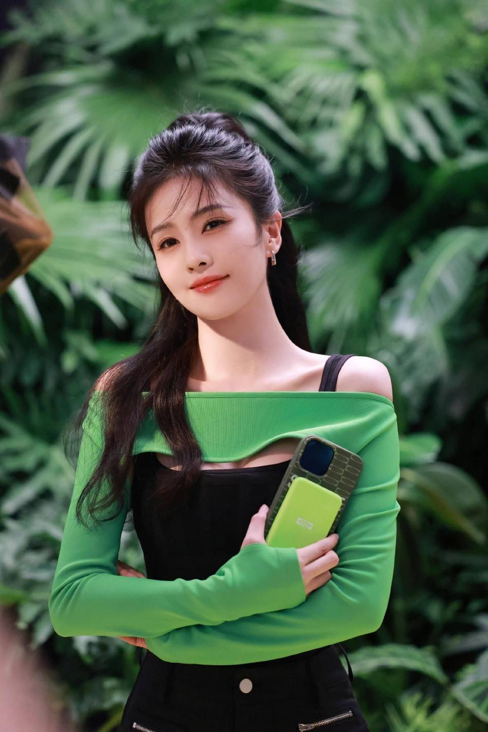 白鹿穿运动套装大秀香肩长腿!乌黑马尾长发美呆了