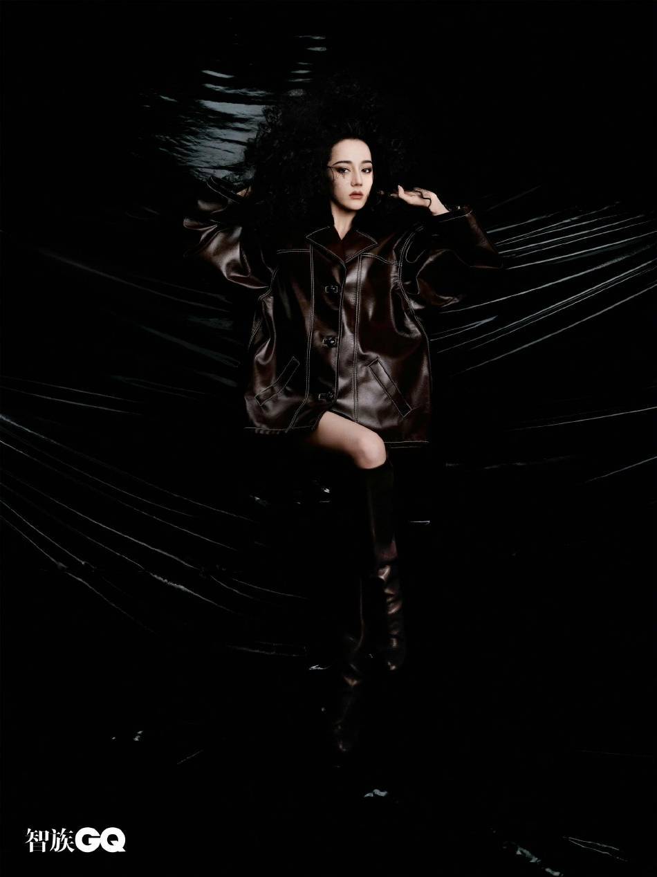 迪丽热巴爆炸头写真大秀光滑玉背!曼妙身材性感撩人