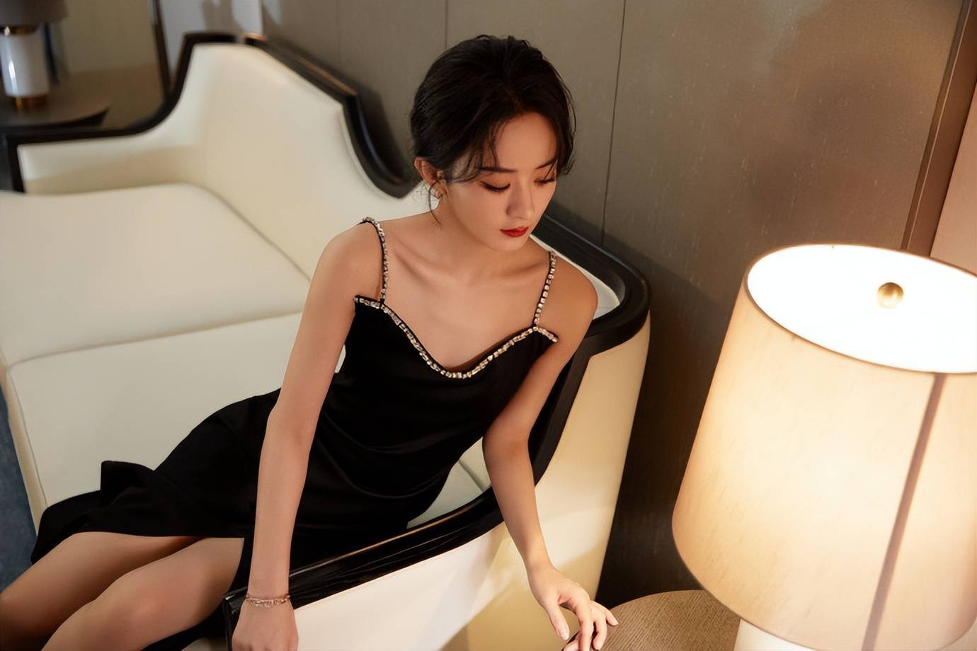 赵丽颖穿黑色开叉长裙大秀香肩美腿！坐在沙发上姿势性感迷人