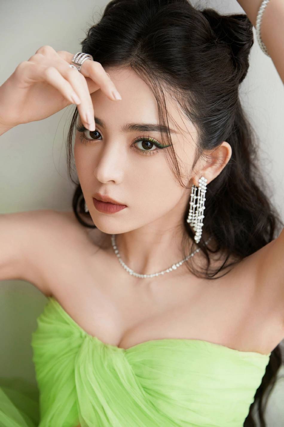 古力娜扎穿绿色蓬蓬裙大秀事业线！魔鬼身材性感火辣