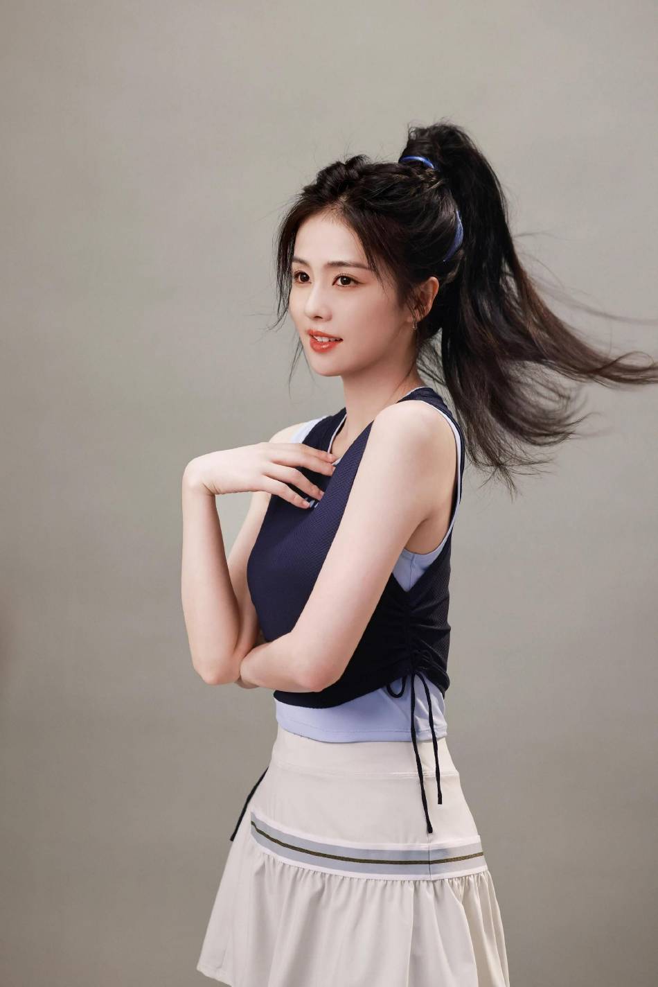 白鹿穿运动套装大秀香肩长腿!乌黑马尾长发美呆了