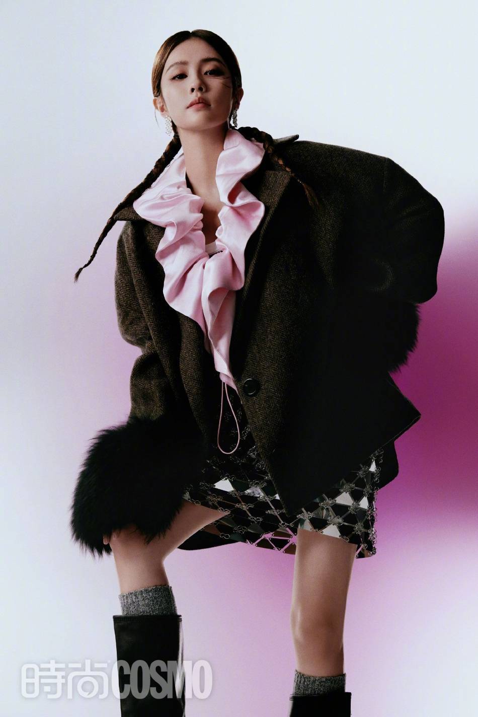 白鹿扎双麻花辫写真大秀白皙香肩!身材曼妙性感冷艳