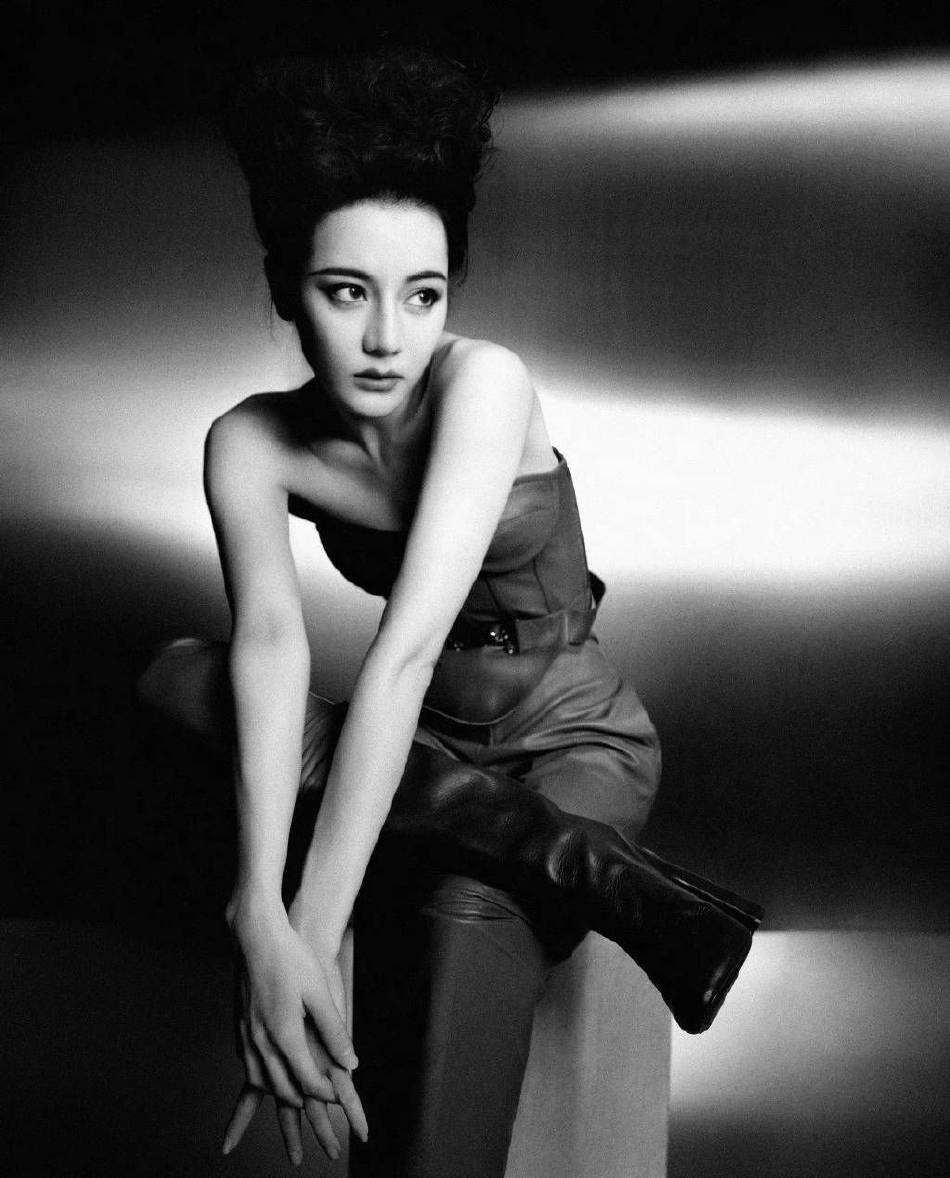 迪丽热巴爆炸头写真大秀光滑玉背!曼妙身材性感撩人