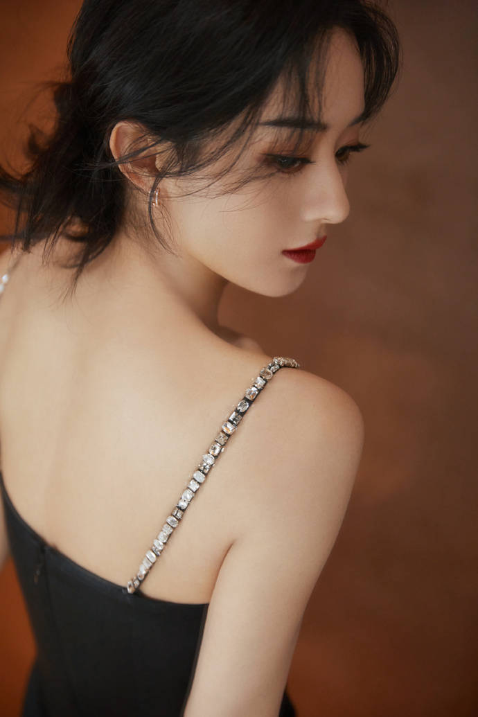 赵丽颖穿黑色开叉长裙大秀香肩美腿！坐在沙发上姿势性感迷人