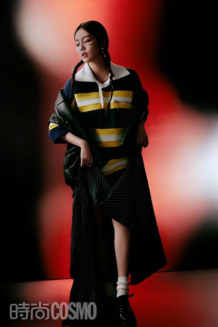 白鹿扎双麻花辫写真大秀白皙香肩!身材曼妙性感冷艳