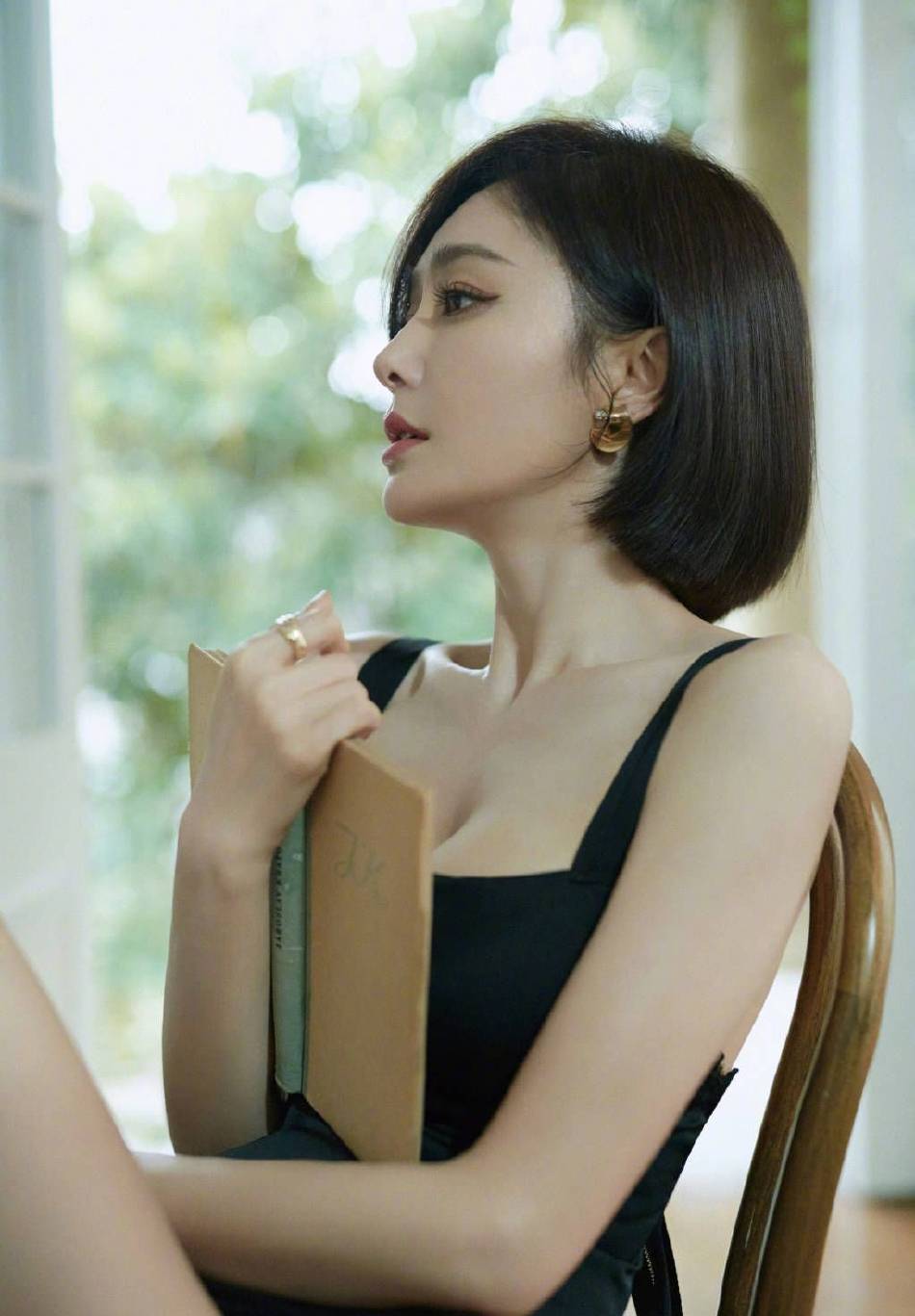 秦岚穿吊带黑色长裙大秀事业线！肌肤白皙如雪性感撩人