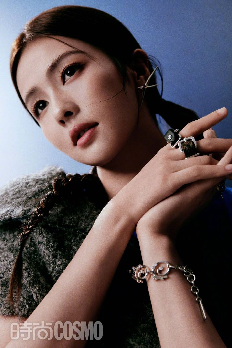 白鹿扎双麻花辫写真大秀白皙香肩!身材曼妙性感冷艳