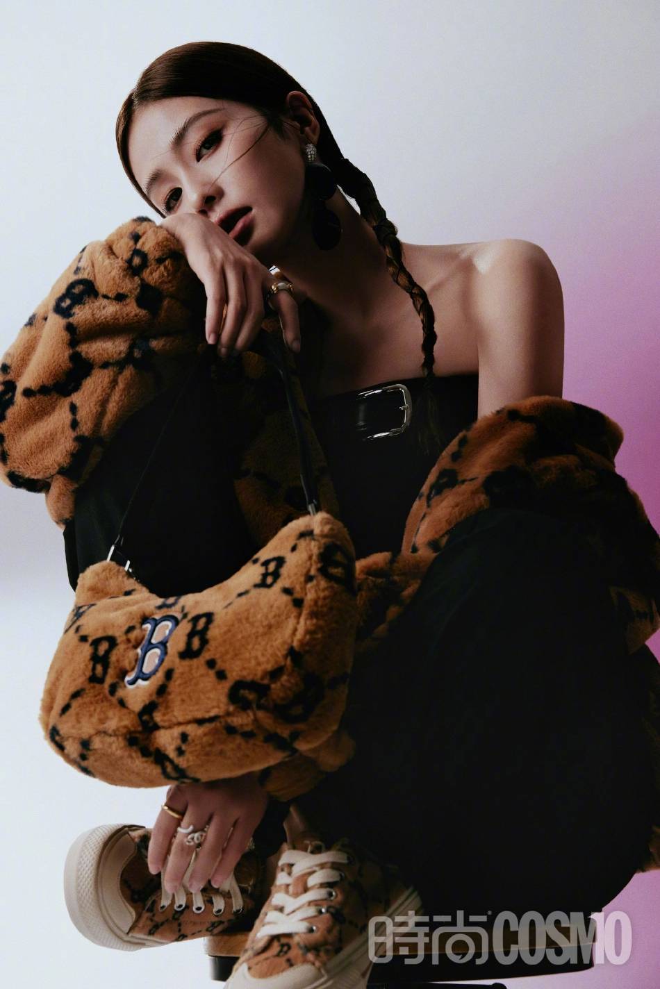 白鹿扎双麻花辫写真大秀白皙香肩!身材曼妙性感冷艳