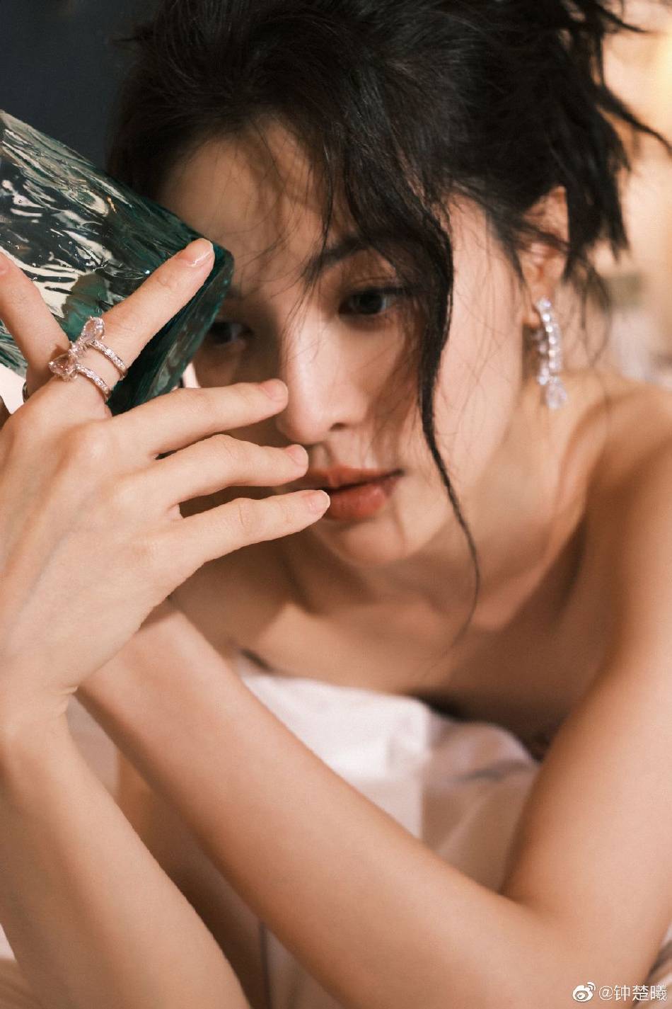 钟楚曦穿抹胸短裙露出事业线!凹凸有致身材长腿性感撩人