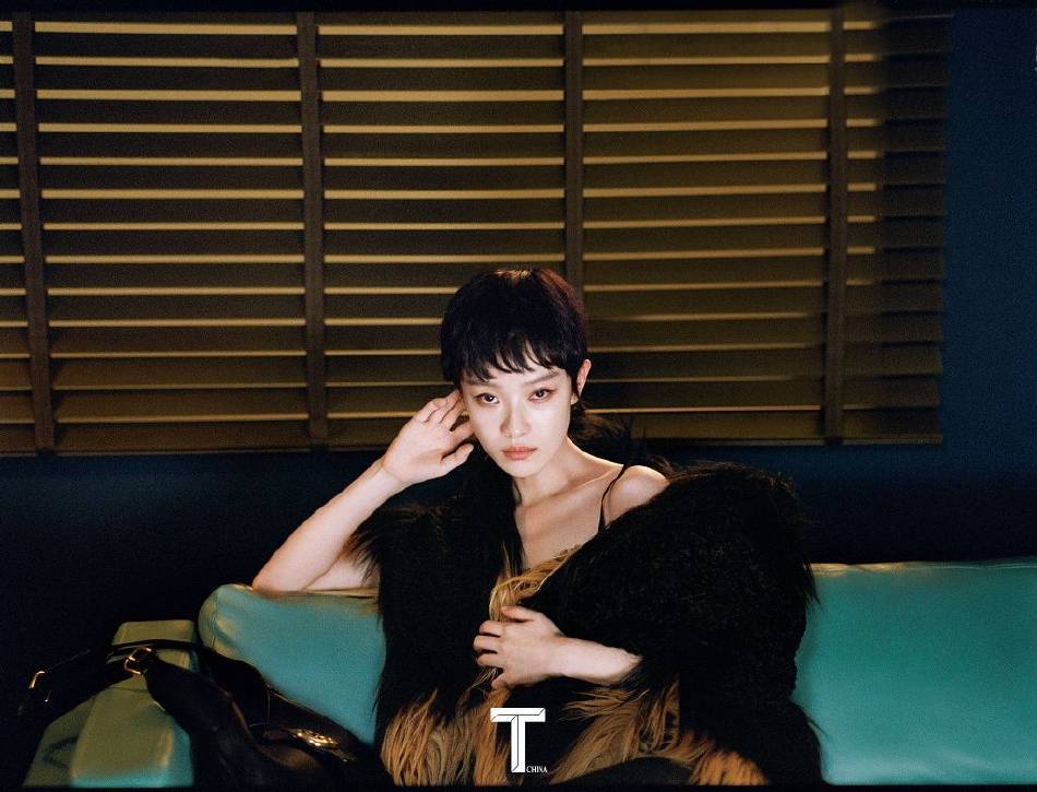 倪妮穿黑色宽带深V大秀事业线!短发性感火辣