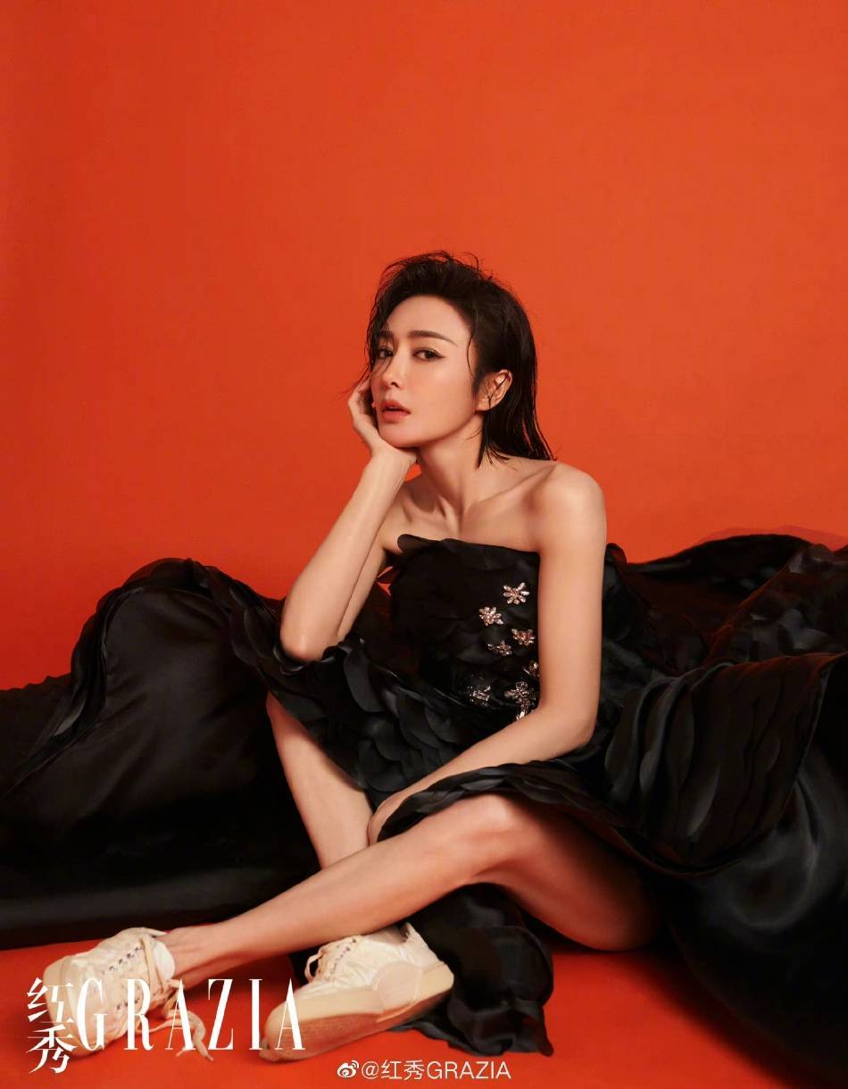 秦岚穿黑色抹胸裙大秀白皙美腿！气场强大性感撩人