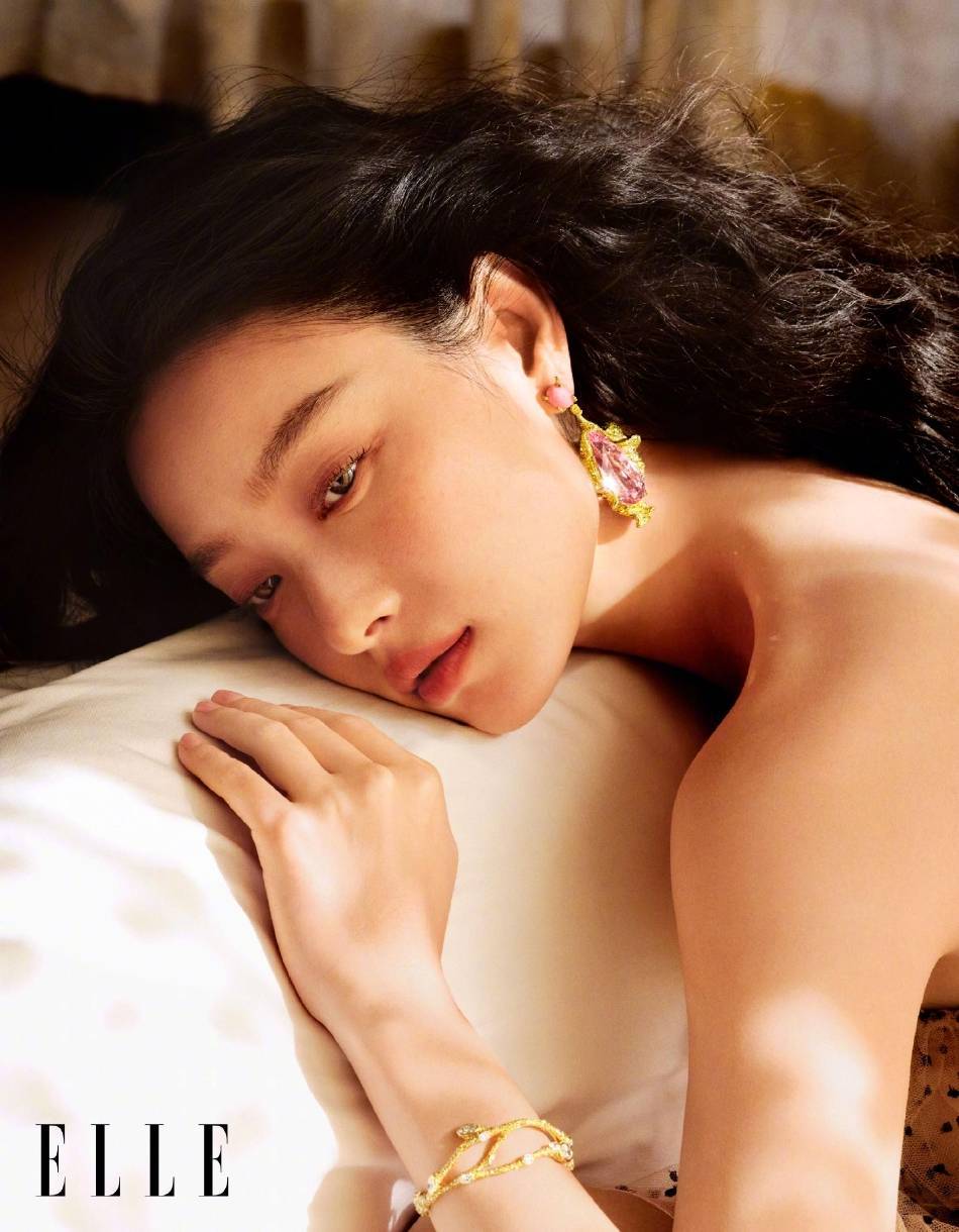 倪妮穿短裙大秀白皙长腿！身材性感柔美动人