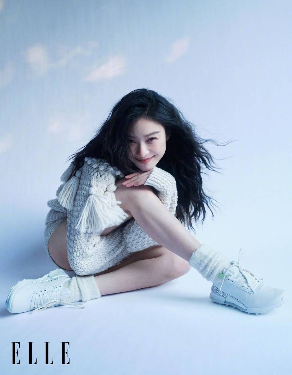 倪妮穿短裙大秀白皙长腿！身材性感柔美动人