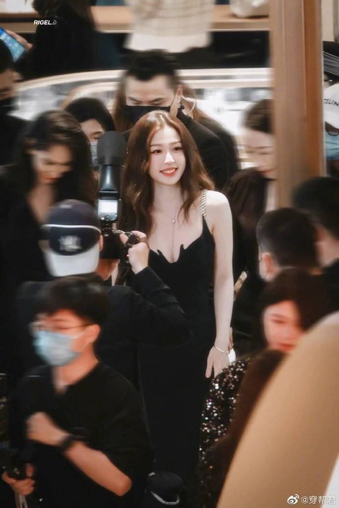 虞书欣珠链吊带小黑裙大秀事业线!皮肤白皙性感火辣