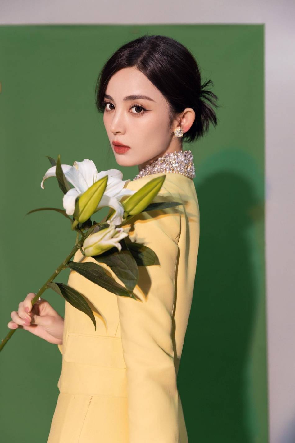 古力娜扎奶黄色短裙大秀长腿！雪肤玉貌曼妙身材美呆了