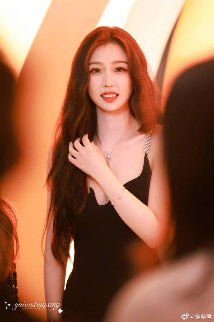 虞书欣珠链吊带小黑裙大秀事业线!皮肤白皙性感火辣