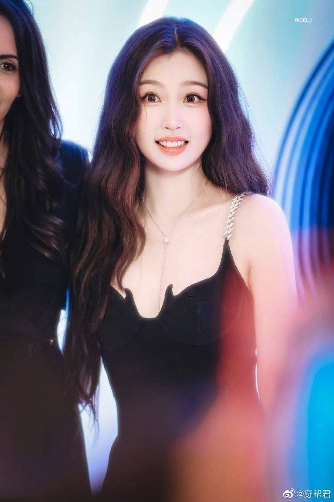 虞书欣珠链吊带小黑裙大秀事业线!皮肤白皙性感火辣