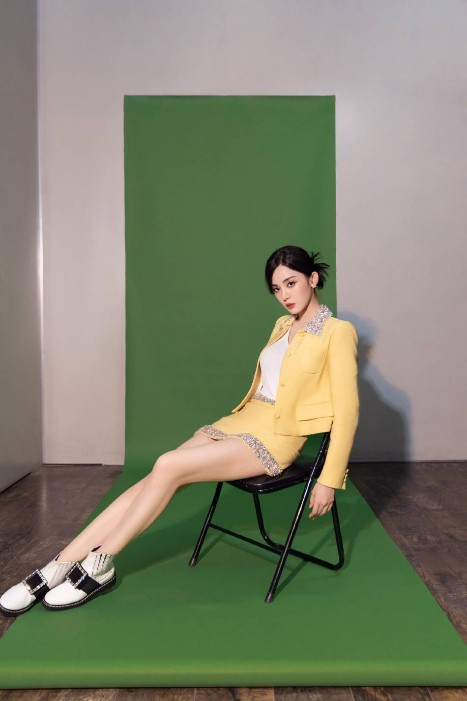 古力娜扎奶黄色短裙大秀长腿！雪肤玉貌曼妙身材美呆了