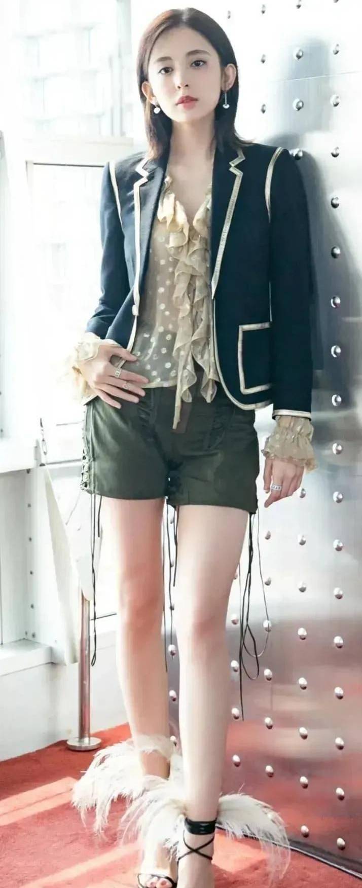 古力娜扎美照大秀事业线！肤白貌美大长腿性感迷人