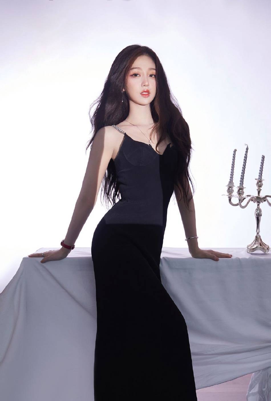 虞书欣珠链吊带小黑裙大秀事业线!皮肤白皙性感火辣