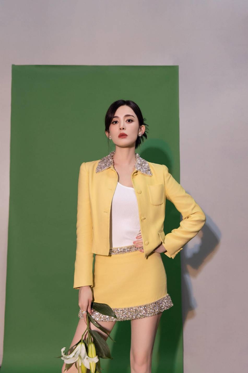 古力娜扎奶黄色短裙大秀长腿！雪肤玉貌曼妙身材美呆了